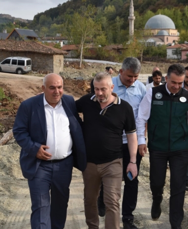 Başkan Aka, muhtarlarla görüşüp sorunları not ediyor