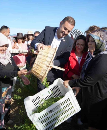 Başkan Akın, kadın çiftçilerin yanında