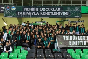 Başkan Alemdar, Sakaryaspor maçını minik tatangalarla izledi