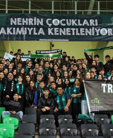 Başkan Alemdar, Sakaryaspor maçını minik tatangalarla izledi