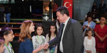 Başkan Aydın Dünya Kız Çocukları Günü’nü pasta keserek kutladı