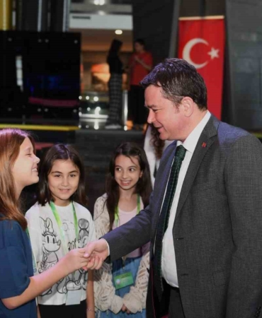 Başkan Aydın Dünya Kız Çocukları Günü’nü pasta keserek kutladı