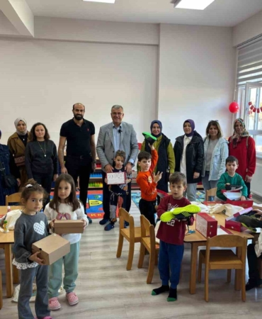 Başkan Elbi sözünü tuttu, Karabiga’daki tüm çocuklara ayakkabı hediye edildi