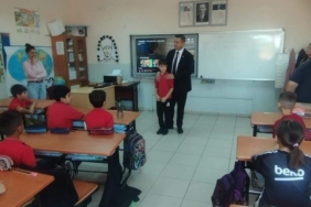 Başkan seçilen öğrenci belediye başkanını sınıfa getirdi