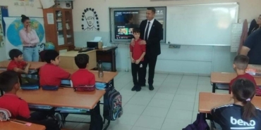 Başkan seçilen öğrenci belediye başkanını sınıfa getirdi