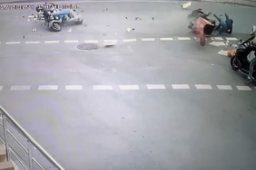 Bayrampaşa’da iki motosikletli çarpıştı: Feci kaza kameraya yansıdı