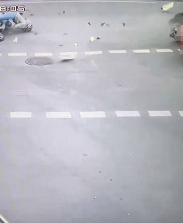 Bayrampaşa’da iki motosikletli çarpıştı: Feci kaza kameraya yansıdı