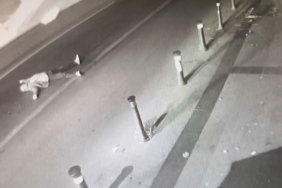 Bayrampaşa’da yolun ortasına yatan alkollü adama otomobil çarptı: O anlar güvenlik kamerasında