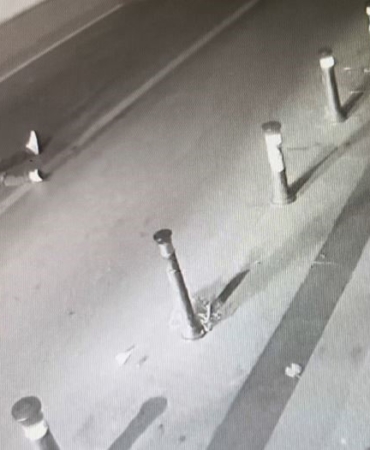 Bayrampaşa’da yolun ortasına yatan alkollü adama otomobil çarptı: O anlar güvenlik kamerasında