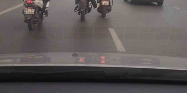 Benzini biten motosikletlinin yardımına başka bir motosiklet sürücüsü koştu