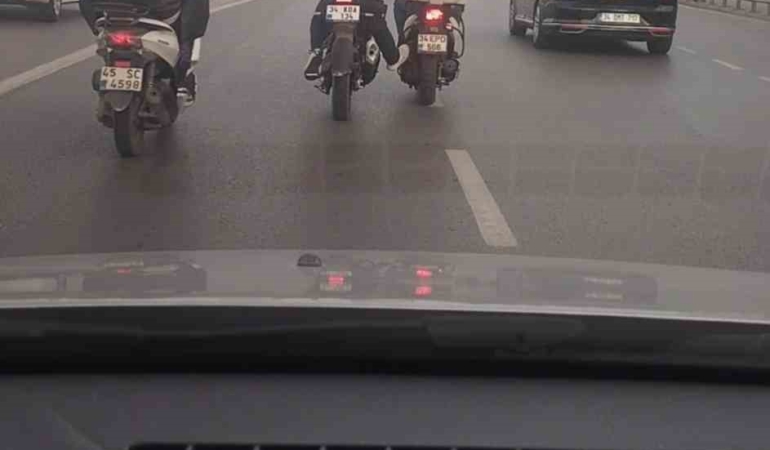 Benzini biten motosikletlinin yardımına başka bir motosiklet sürücüsü koştu