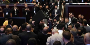 Beşiktaş kongresinde kavga çıktı, sandalyeler havada uçuştu