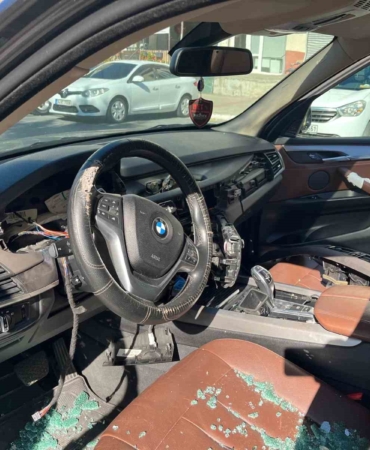 Beylikdüzü’nde maskeli hırsızlar otomobillerin camını kırıp hayalet ekran ve çanta çaldı
