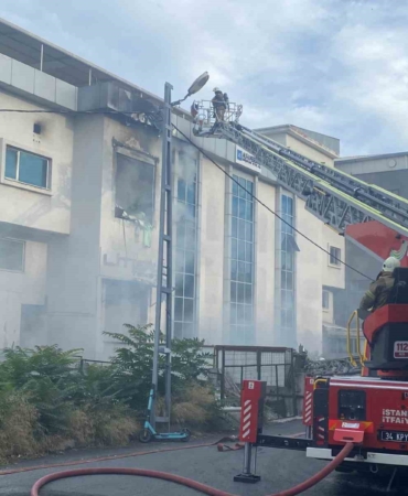 Beylikdüzü’nde medikal malzeme üretimi yapan atölyede yangın