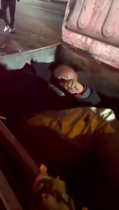 Beylikdüzü’nde uygunsuz hareketler sergileyen şahsı çöpe attılar