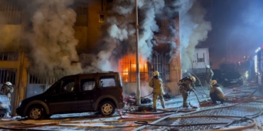 Beyoğlu’nda yatak imalathanesi alev alev yandı
