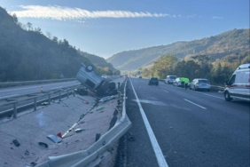 Bilecik’te kontrolden çıkan otomobil orta refüje çarparak takla attı