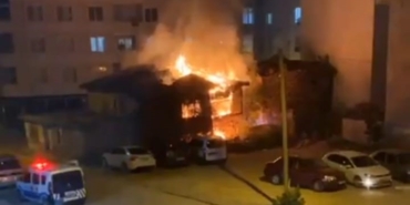 Bilecik’te metruk bina alevlere teslim oldu