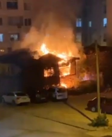 Bilecik’te metruk bina alevlere teslim oldu