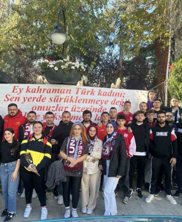 Bilecik’te taraftar gruplarından kadına ve çocuğa yönelik şiddete karşı karanfilli eylem