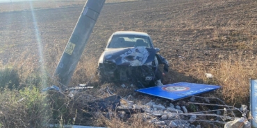 Bilecik’te tarlaya uçan araç hem elektrik direğine hem de hız sınırı tabelasına çarparak durabildi