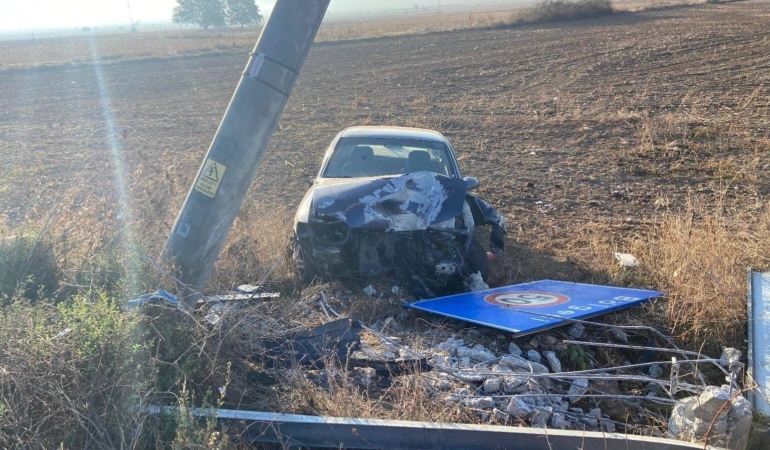 Bilecik’te tarlaya uçan araç hem elektrik direğine hem de hız sınırı tabelasına çarparak durabildi