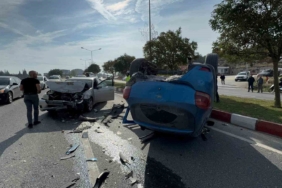 Bilecik’te traktörün arka römorkunun çarptığı araç takla atarken, 1 kişi yaralandı