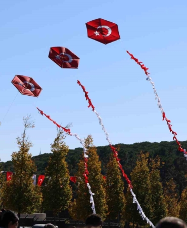 Binlerce uçurtma gökyüzünde süzüldü