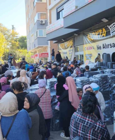 Bir züccaciye mağazasının "ne alırsan 100 lira" kampanyası uzun kuyruklara neden oldu