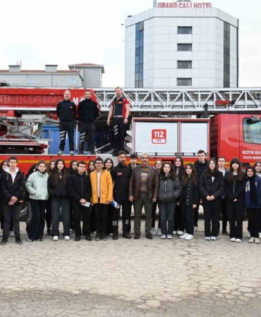Bozüyük Belediyesi İtfaiyesi’nden Afetlere Hazırlık Kulübü öğrencilerine yangın eğitimi