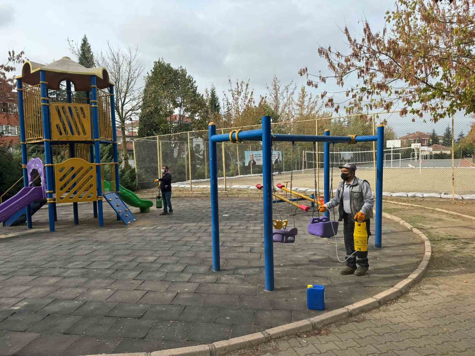Bozüyük’te çocuk parkları dezenfekte ediliyor