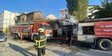 Bozüyük’te metruk binada yangın