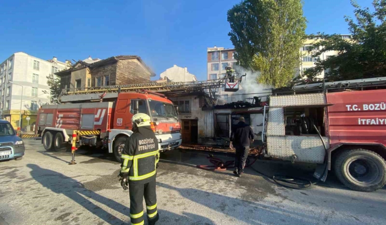 Bozüyük’te metruk binada yangın