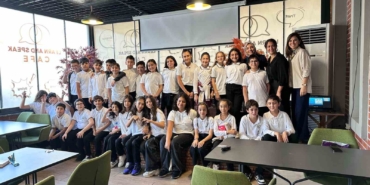 Bu kafede İngilizce öğreniyorlar