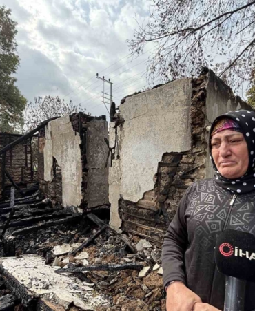Bu olay Türkiye’yi ağlatacak: Oğlunun hatıralarıyla yaşadığı evi gözlerinin önünde kül oldu