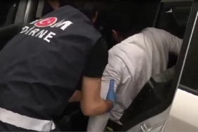 Bulgaristan plakalı aracın taban zula kısmından göçmenler çıktı