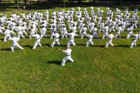 Bursa’da 240 kişilik karate şovu görsel şölen oluşturdu