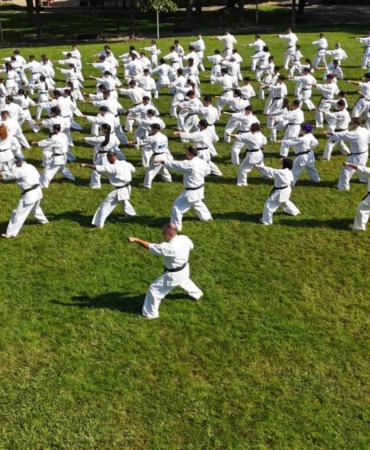 Bursa’da 240 kişilik karate şovu görsel şölen oluşturdu