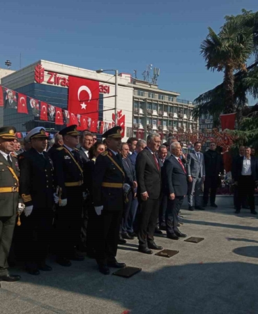 Bursa’da cumhuriyetin 101. yılı çelenk töreniyle kutlandı