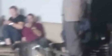 Bursa’da kahvehane sular altında kaldı, vatandaşlar oyuna devam etti