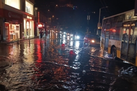 Bursa’da sağanak cadde ve sokakları göle çevirdi