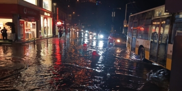 Bursa’da sağanak cadde ve sokakları göle çevirdi