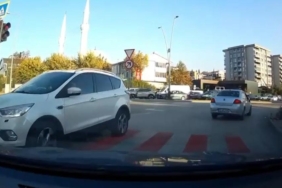 Bursa’da ters yönde ilerleyen otomobil kamerada