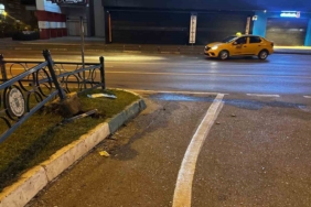 Bursa’da ticari taksi ile motosiklet çarpıştı: 1’i ağır 2 yaralı