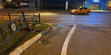 Bursa’da ticari taksi ile motosiklet çarpıştı: 1’i ağır 2 yaralı