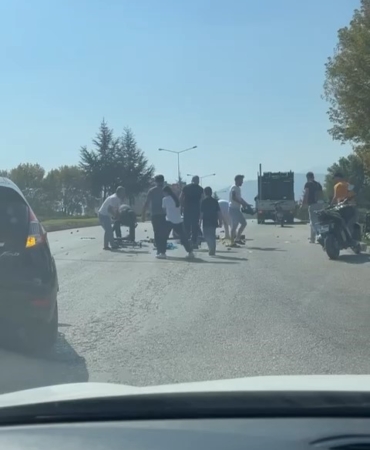 Bursa’da yürek ısıtan görüntü...Yere dökülen armutları gören sürücüler yardımına koştu