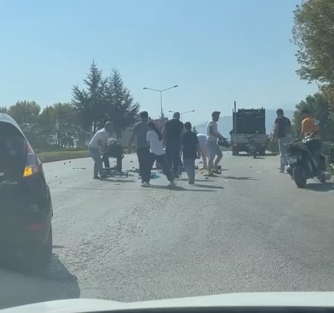 Bursa’da yürek ısıtan görüntü...Yere dökülen armutları gören sürücüler yardımına koştu