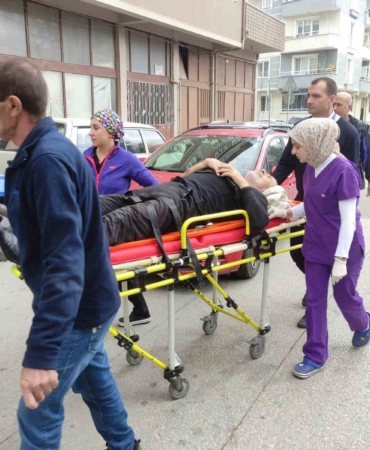 Bursa’da zeytin budarken ağaçtan düşen adam yaralandı