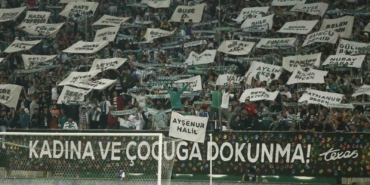 Bursaspor taraftarları öldürülen kadınların isimleri yazılı pankart açtı