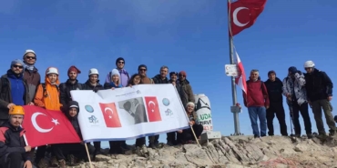 BUÜ Uludağ’ın zirvesinde Cumhuriyet Bayramı’nı kutladı